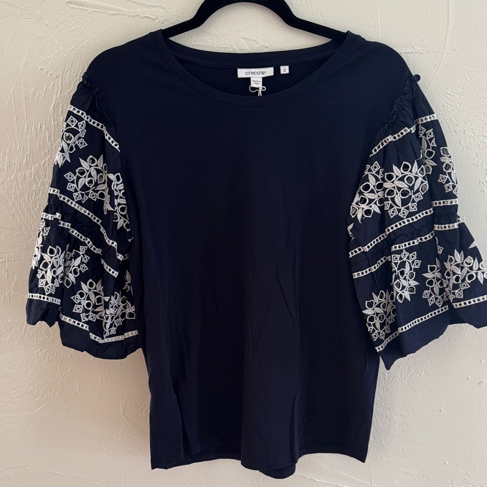 💙 Chico’s Navy Blue Embroidered Eyelet Sleeve Knit Tee – Size 1 (M/L) – NWT 💙